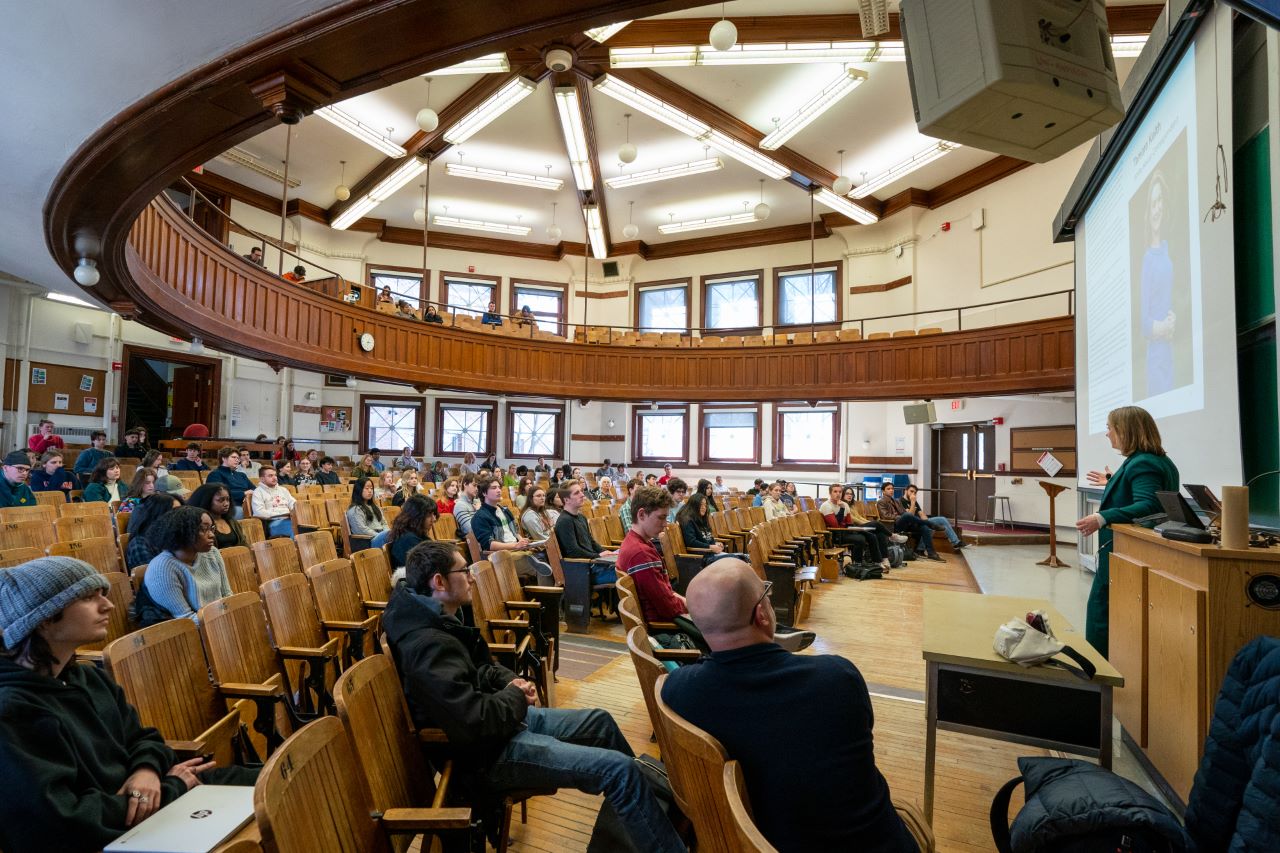 Tamara Keith speaks to students in a large lecture hall.