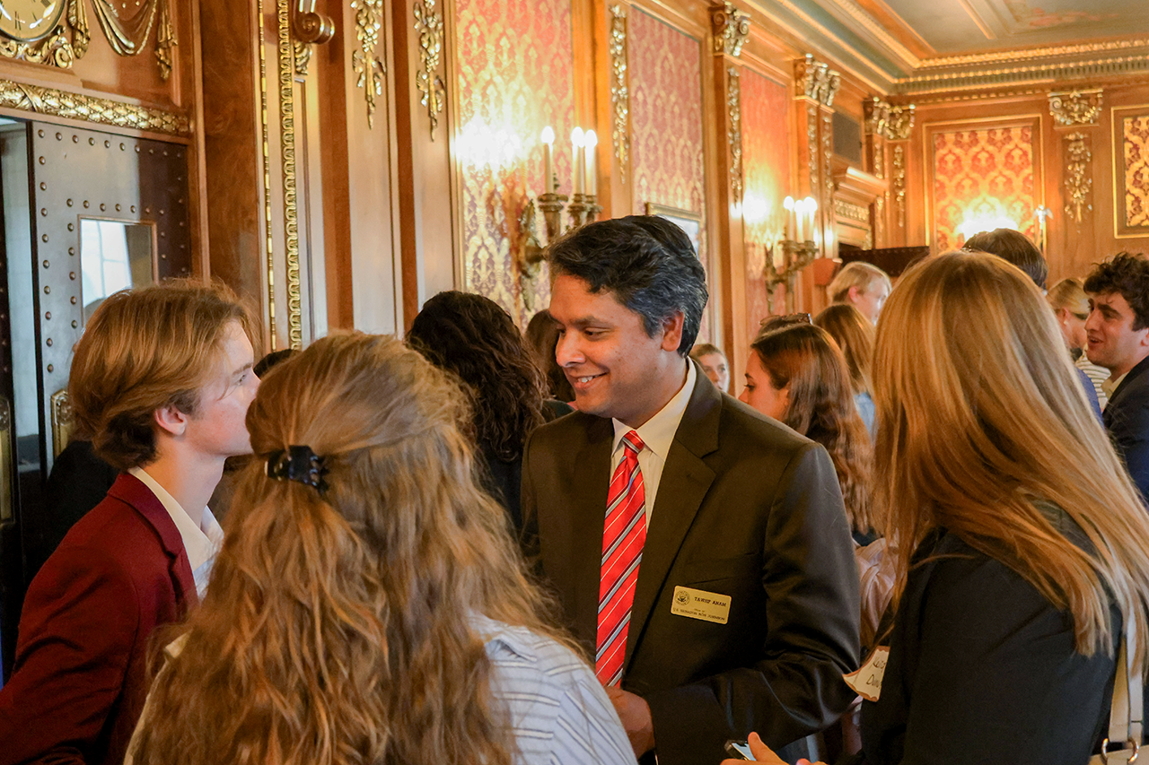 Alumni talking with three students. 